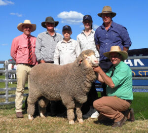 R19137 (by Red-31)with Nick Gray, Elders Jerilderie;Rodger Mattews, Borambil Merini Stud, Lachlan, Amelia, and Alistair Wells with Rick Power from Nutrien
